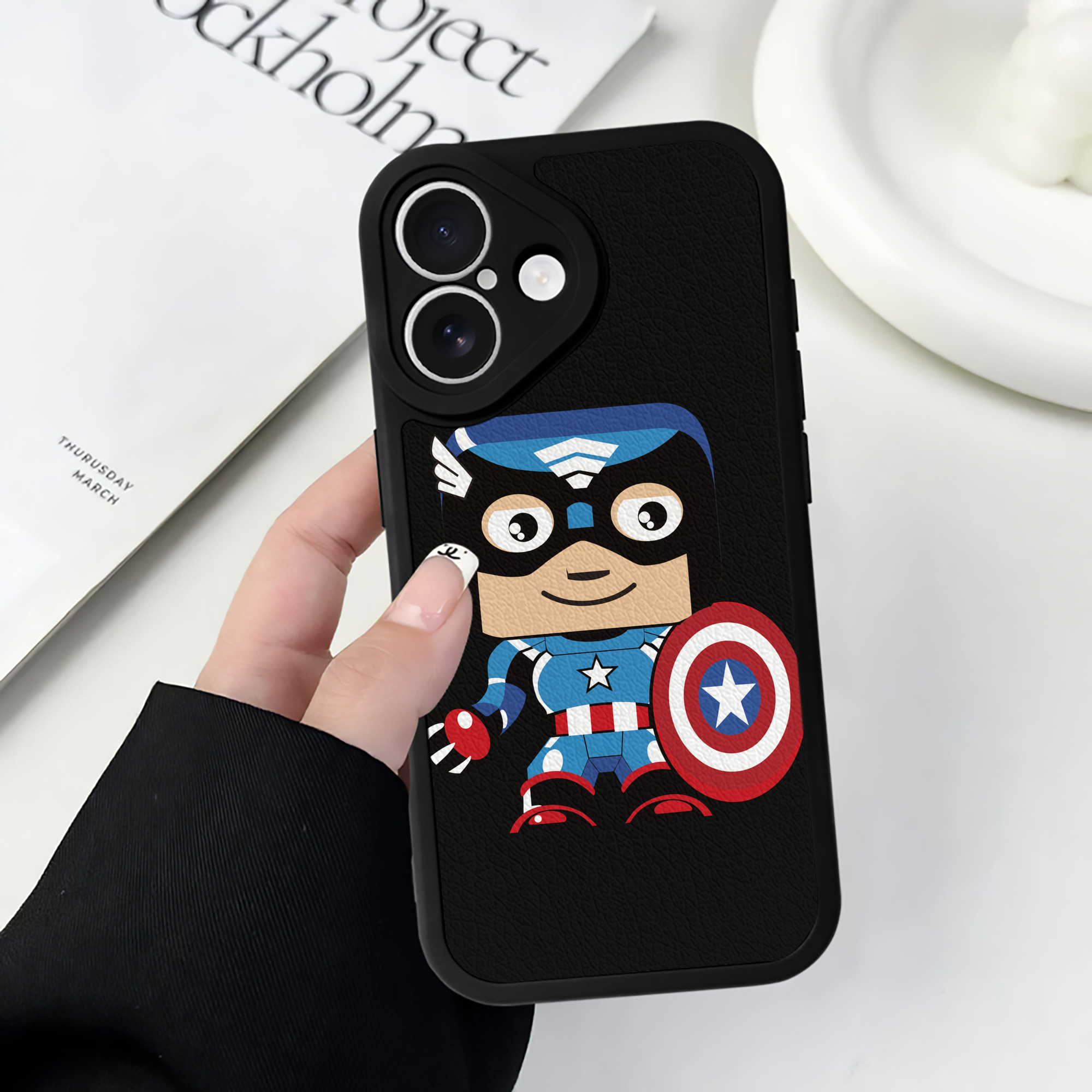 （画像用） アベンジャーズ The Avengers 【iPhone 16シリーズ対応】シリコンスマホケース（レザー調） 材質：シリコン